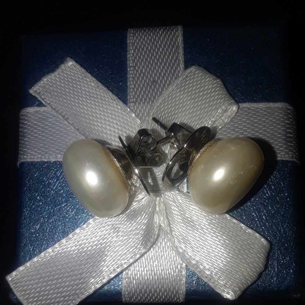 Real pearl earring 14kt stamped